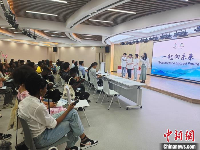 閩南師范大學為非洲留學生安排了精彩節(jié)目表演。圖為該校學生獻唱歌曲《一起向未來》?！×握涿?攝