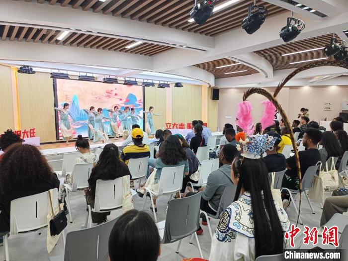 閩南師范大學為非洲留學生安排了精彩節(jié)目，留學生們再次領(lǐng)略中華傳統(tǒng)文化魅力。　廖珍妹 攝