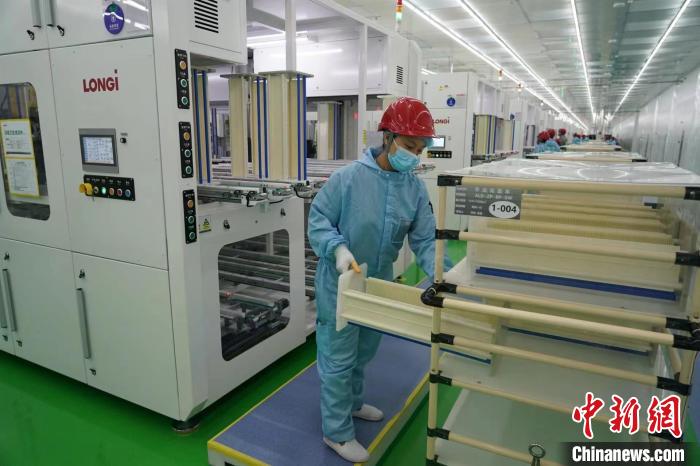 圖為隆基電池工廠工人正在工作?！∷蚊滥?攝