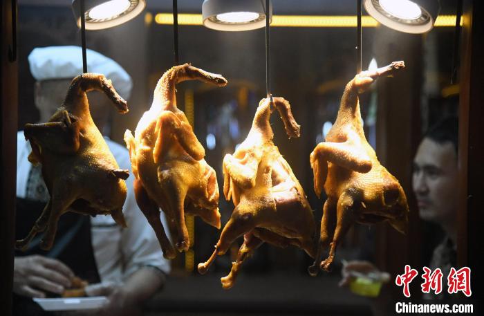 圖為全長(zhǎng)近300米的“汗巴扎”夜市攤位上的美食。　孫亭文 攝