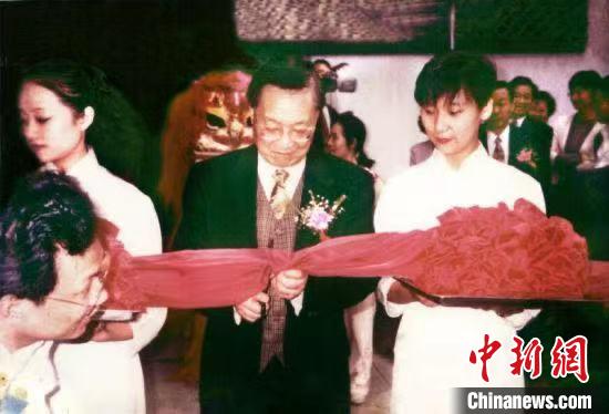 1996年11月5日，金庸為云松書(shū)舍捐贈(zèng)儀式剪彩 云松書(shū)舍供圖