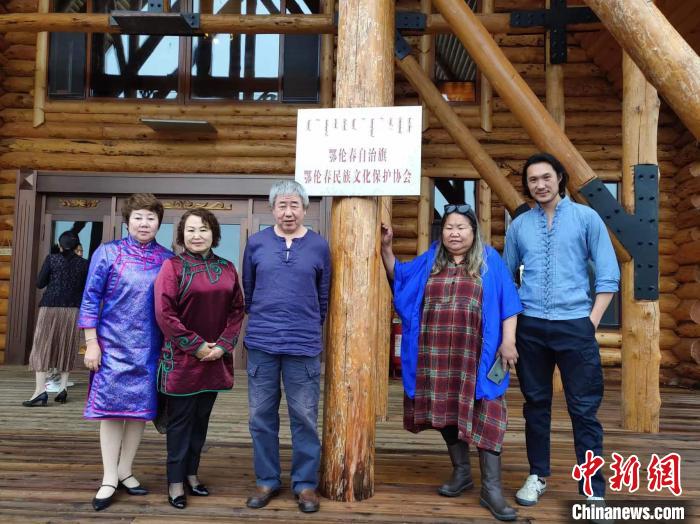 資料圖。2019年，趙式慶參加鄂倫春文化保護(hù)協(xié)會成立大會。　趙式慶 供圖