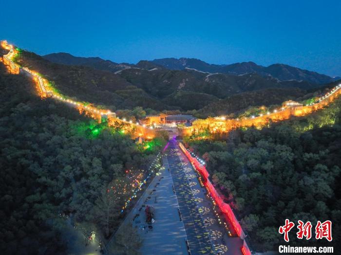 圖為北京八達嶺夜長城?！?lt;a target='_blank' href='/'>中新社</a>記者 賈天勇 攝