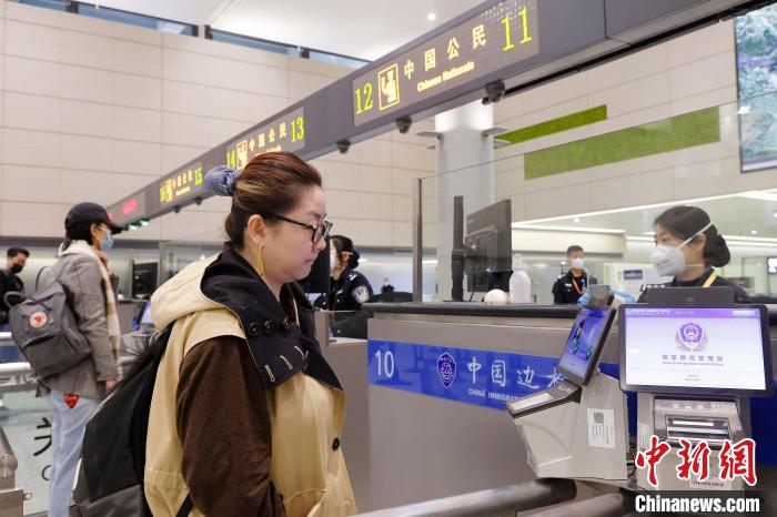虹橋邊檢站民警在對出境旅客進(jìn)行信息核查?！∫罅⑶?攝