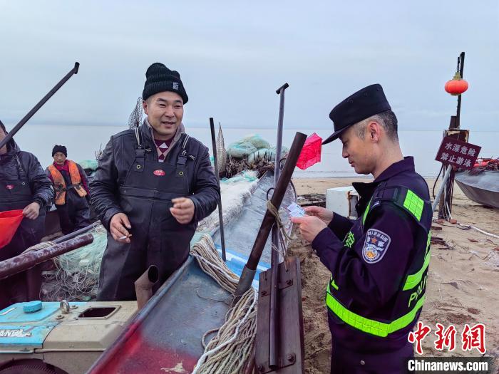 民警登記作業(yè)船只?！⊥跏琅d 攝