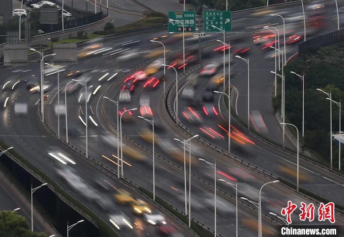 車輛在道路上行駛。(資料圖) 泱波 攝