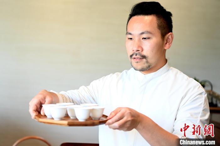 陳耘嘉將剛泡好的茶，端給客人品嘗?！埥鸫?攝