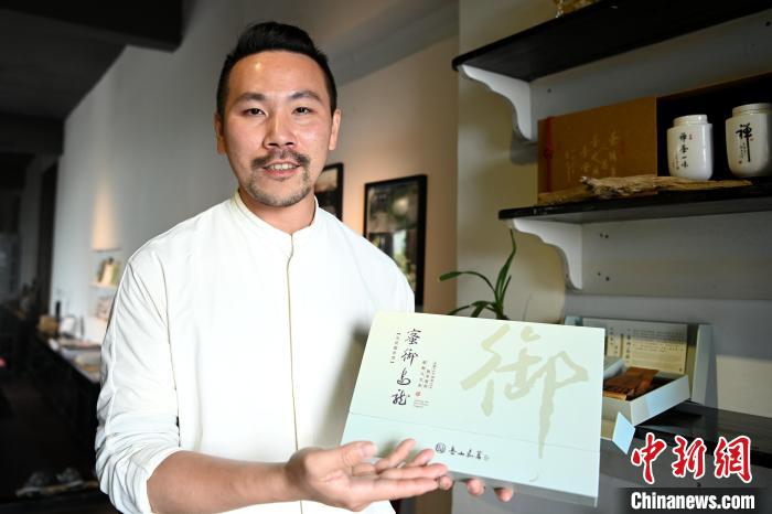 陳耘嘉將他爺爺陳岳山的書(shū)法和茶道相結(jié)合，用來(lái)包裝文創(chuàng)茶葉，展現(xiàn)代代傳承的茶香墨韻。　張金川 攝
