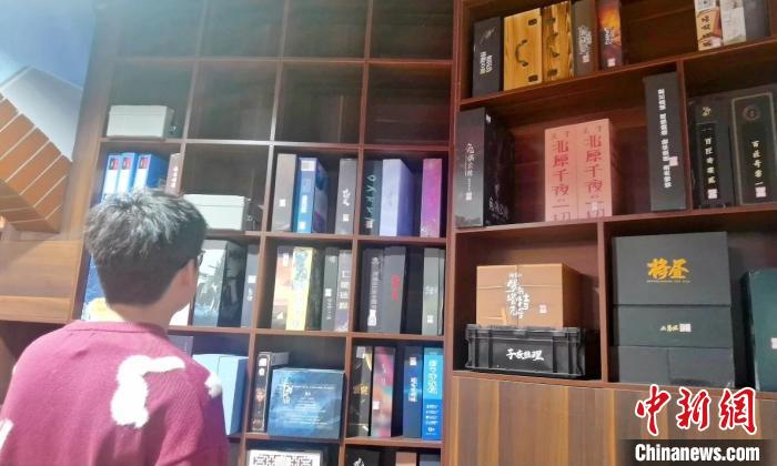 學生在挑劇本?！?攝