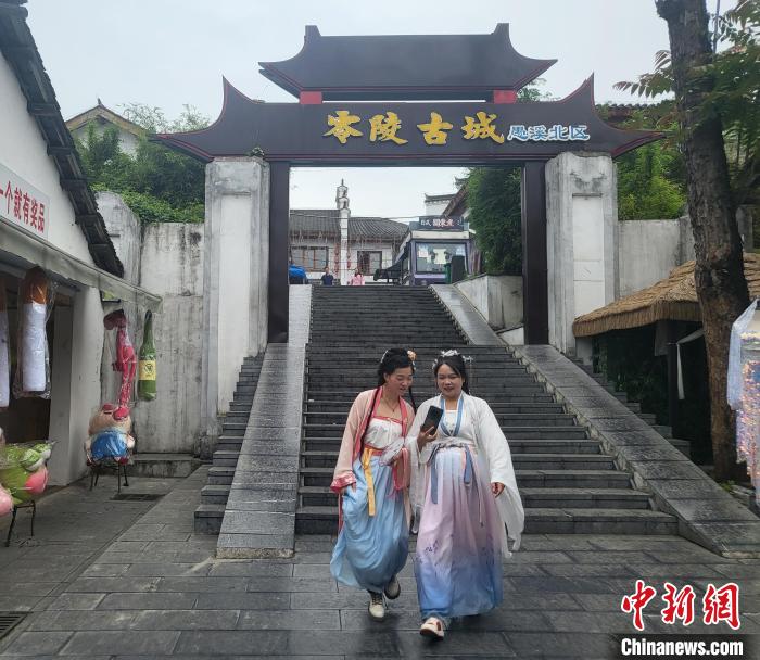 零陵古城吸引很多喜歡國潮的年輕人來游玩?！√菩∏?攝