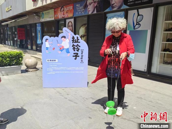 阿姨玩起了小時(shí)候的游戲?！≠Z宇巍 攝