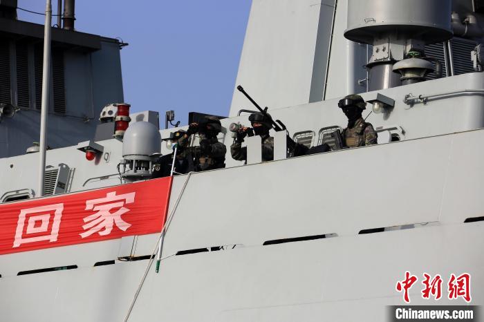 當(dāng)?shù)貢r(shí)間4月26日，海軍軍艦赴蘇丹緊急撤離我在蘇丹人員。圖為海軍陸戰(zhàn)隊(duì)觀察警戒周邊區(qū)域?！⑶鄨?攝