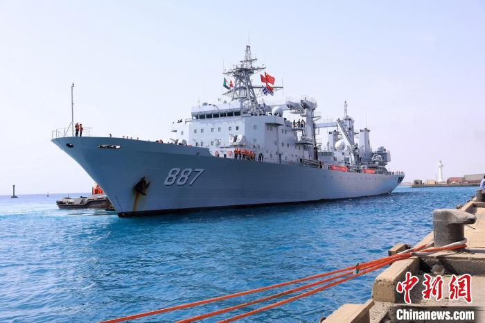 當(dāng)?shù)貢r(shí)間4月26日，海軍軍艦赴蘇丹緊急撤離我在蘇丹人員。圖為微山湖艦正在靠泊蘇丹港?！√扑加?攝