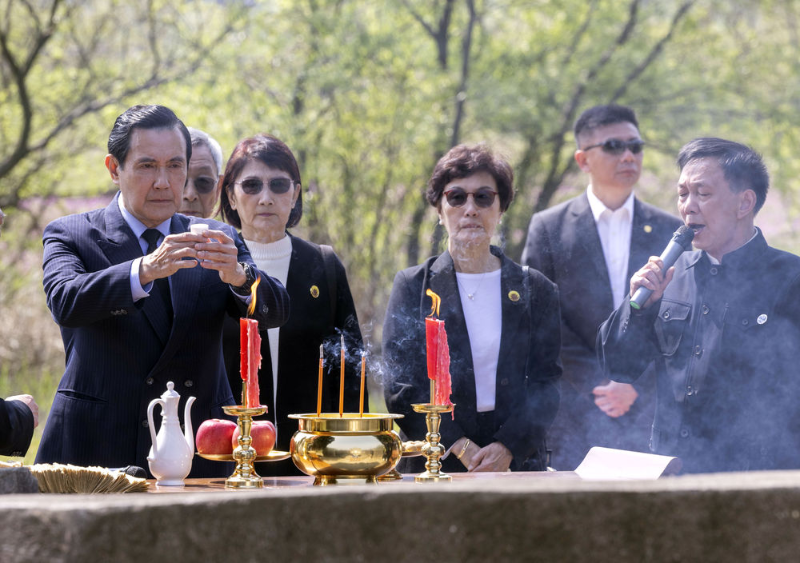 4月1日，在湖南省湘潭縣茶恩寺鎮(zhèn)雙陽(yáng)村馬家祖墓，馬英九先生在獻(xiàn)酒。新華社記者 才揚(yáng) 攝.png