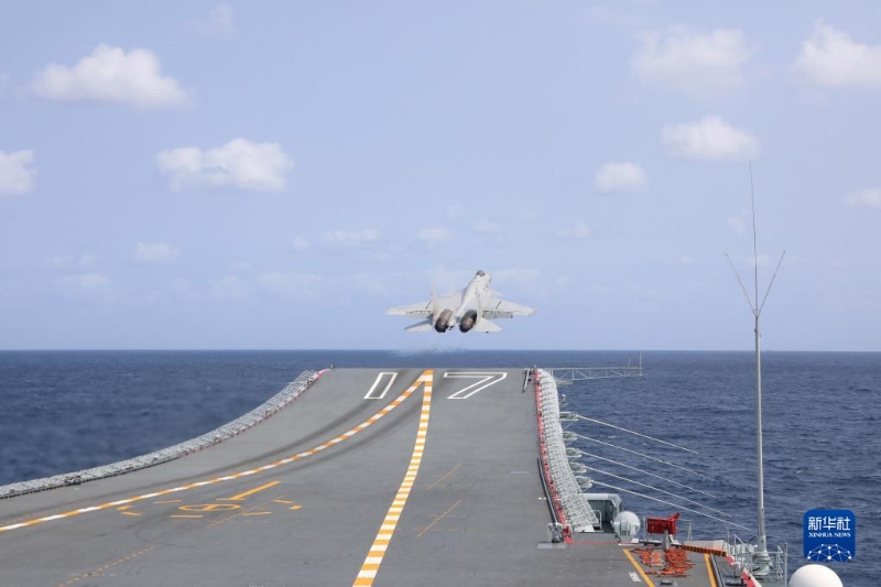 這是殲-15艦載機(jī)從海軍山東艦起飛升空（4月9日攝）。新華社發(fā)（安妮 攝）.jpg