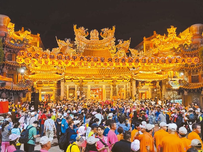 臺(tái)中市宗教盛事大甲鎮(zhèn)瀾宮媽祖遶境21日晚間起駕，展開(kāi)9天8夜的遶境行程，信眾昨晚不斷涌入鎮(zhèn)瀾宮。（潘虹恩攝） 圖片來(lái)源：臺(tái)灣“中時(shí)新聞網(wǎng)”.jpg