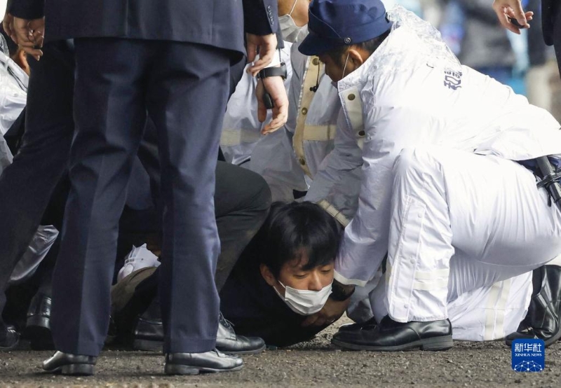 4月15日，在日本和歌山縣和歌山市雜賀崎漁港，嫌疑人被警方控制。（圖源：新華社）