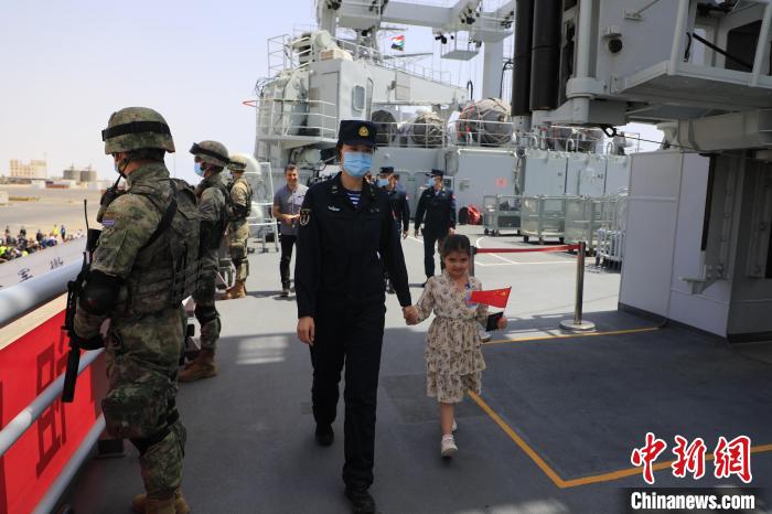 當?shù)貢r間4月28日，海軍軍艦緊急撤離第二批我在蘇丹人員和外籍人員。圖為隨艦撤離外籍人員登上微山湖艦?！±钼Z 攝
