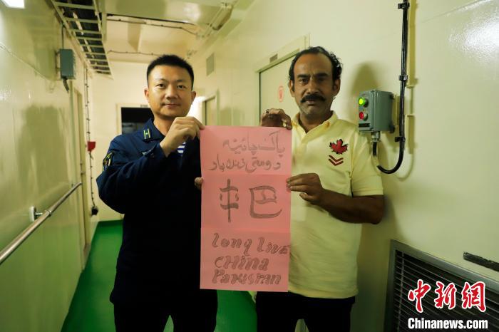 圖為隨艦撤離的外籍人員向中國海軍表示感謝?！±钼Z 攝