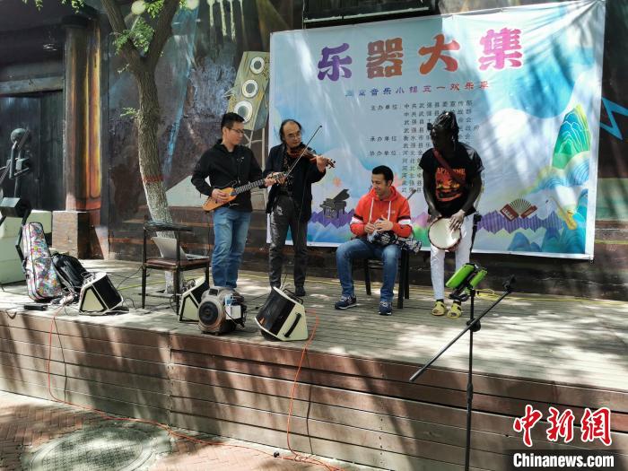 外籍友人現(xiàn)場敲起非洲鼓?！⊥貔i 攝