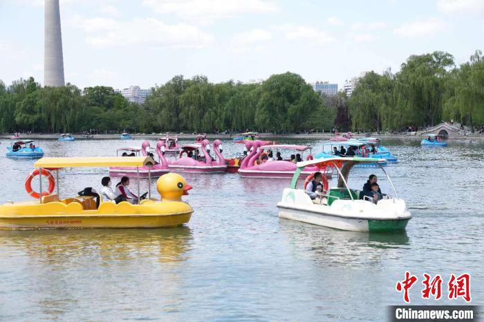 圖為市民游客在北京玉淵潭公園游玩。　北京市園林綠化局供圖