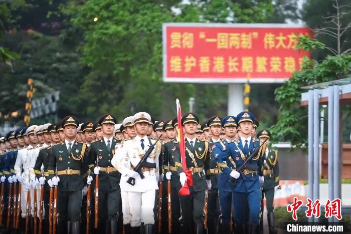 駐香港部隊(duì)組織官兵和來隊(duì)親屬參加“五一”升國旗儀式