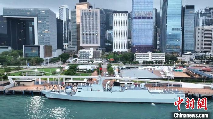5月1日，駐港部隊(duì)香港島中區(qū)軍用碼頭組織升國旗儀式?！●v港部隊(duì)公眾號(hào)視頻截圖 攝