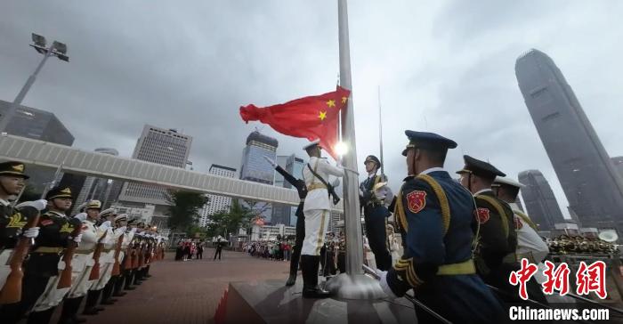 5月1日，駐港部隊(duì)香港島中區(qū)軍用碼頭組織升國旗儀式。　駐港部隊(duì)公眾號(hào)視頻截圖 攝