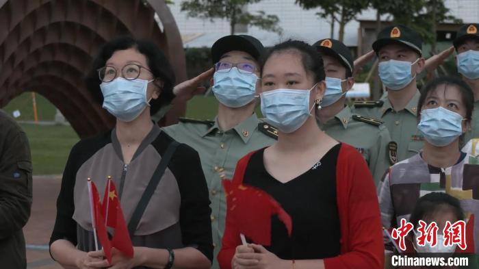 5月1日，駐港部隊(duì)香港島中區(qū)軍用碼頭組織升國旗儀式，首次邀請來隊(duì)親屬和官兵代表一起參加?！●v港部隊(duì)公眾號(hào)視頻截圖 攝