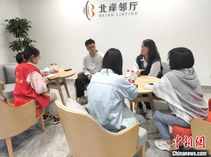洪盼盼(右二)召開工作會議。　莊源供圖