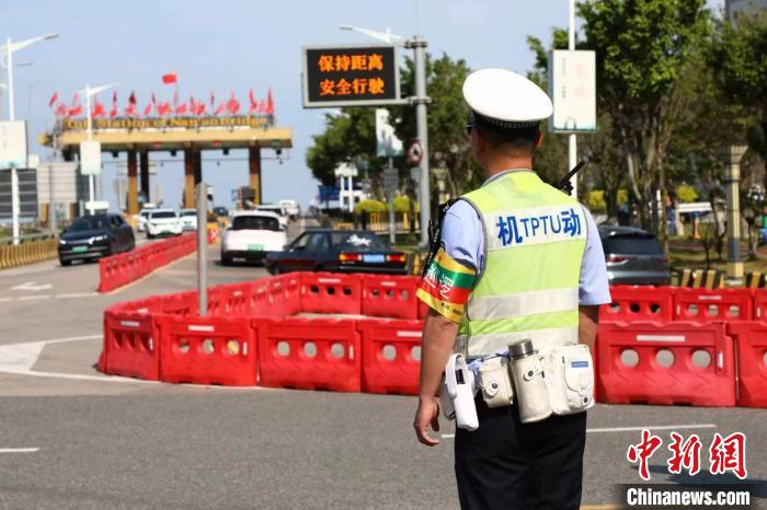 汕頭交警加強對南澳島景區(qū)重點路口的交通指引疏導?！〔探⌒?攝