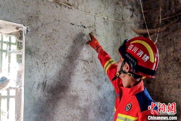 消防救援力量正在核查地震后房屋出現(xiàn)的裂縫情況?！∫速e消防 攝