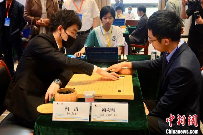 5月5日，大陸圍棋選手柯潔與臺灣棋手賴均輔對弈?！《做?攝