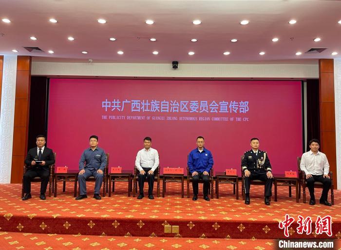中國新能源汽車“出?！北澈蟮那啻毫α? style=