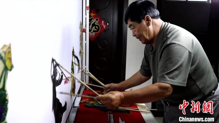 圖為馮克獻(xiàn)進(jìn)行皮影表演?！●R瑾 攝