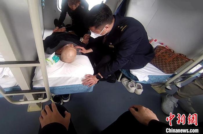 列車員對老人進行緊急救助?！」F提供