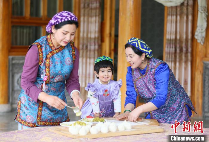 2022年5月25日，保安族村民制作麥穗包子。(資料圖) 高展 攝