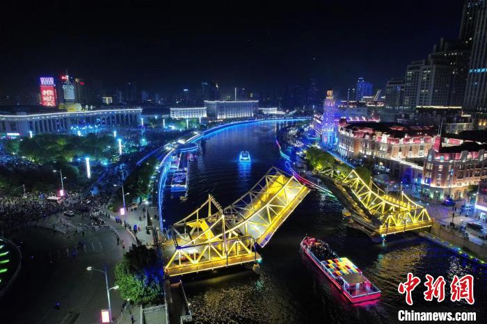 旅游收入57.58億元“五一”小長(zhǎng)假游客天津玩轉(zhuǎn)“海陸空”