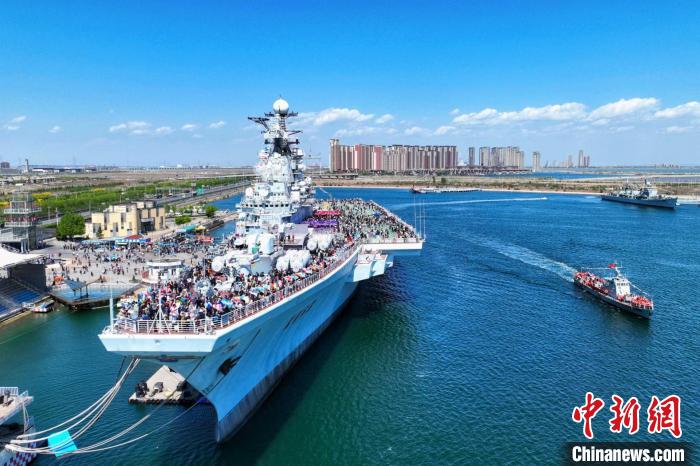 “五一”假期，游客在天津泰達(dá)航母主題公園游玩。　佟郁 攝