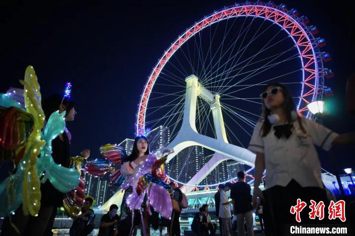 “五一”假期，作為天津游覽海河景觀帶網(wǎng)紅地標(biāo)之一的天津之眼摩天輪“新裝亮相”，吸引了游客前來打卡?！≠∮?攝