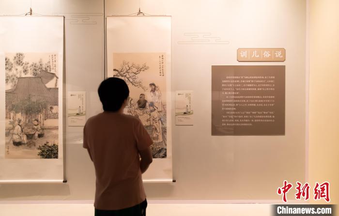 “五一”假期，游客在天津博物館參觀“善行天下——袁了凡”展覽?！⊥踉谟?攝