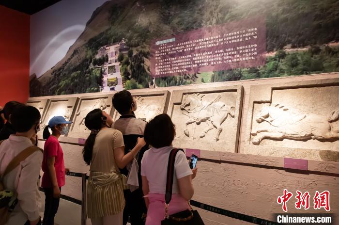 “五一”假期，游客在天津博物館參觀“天下長(zhǎng)安——陜西唐代文物精華展” 王在御 攝