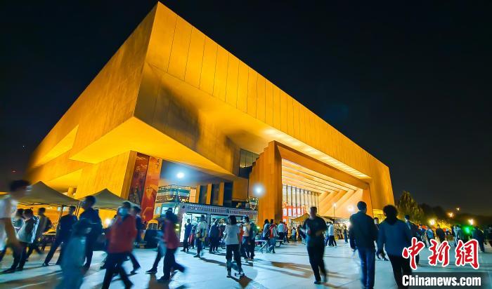 “五一”假期，天津博物館門口夜市吸引眾多游客參觀游覽?！⊥踉谟?攝