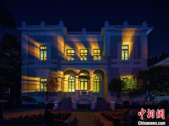 “五一”假期，位于天津市意風(fēng)區(qū)的梁?jiǎn)⒊示蛹o(jì)念館建筑外墻開啟燈光秀表演?！√旖蛄?jiǎn)⒊o(jì)念館供圖