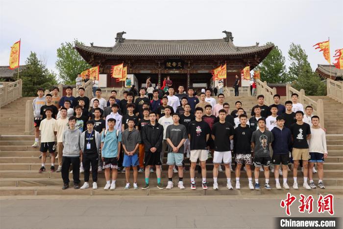 比賽結(jié)束后，兩岸學(xué)生參訪高平炎帝陵?！≈鬓k方供圖