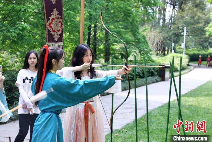 在蓉港澳臺僑大學(xué)生在成都金沙遺址博物館體驗傳統(tǒng)文化?！堄莱?攝