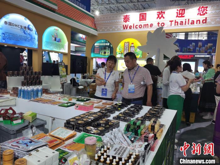 博覽會(huì)上的商品琳瑯滿目。　向一鵬 攝