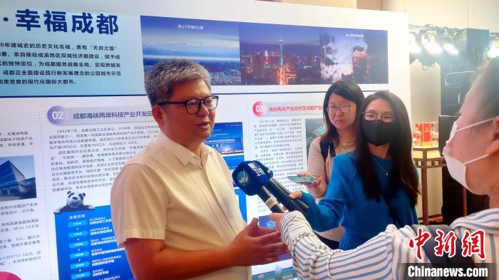 與會(huì)臺(tái)商接受媒體采訪?！罘?攝