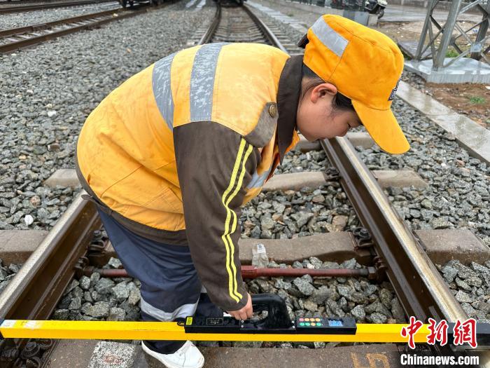 圖為毛康莉在檢查鋼軌?！「咝怯?攝