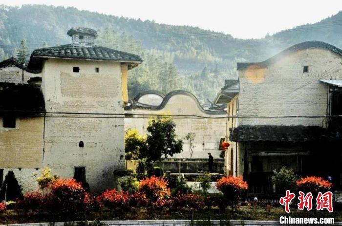 走進(jìn)前洋古村，滿村古老厚重的明清古民居令人嘆為觀止?！幍率形幕吐糜尉?供圖